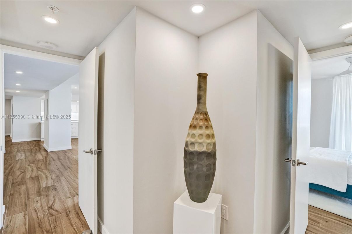 Interior, Recessed Lighting, Wood Texture Flooring