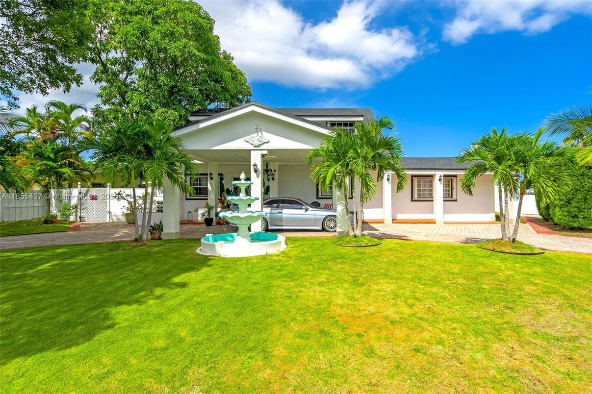 Backyard, Exterior, Facade, Solar Panels, Ranch