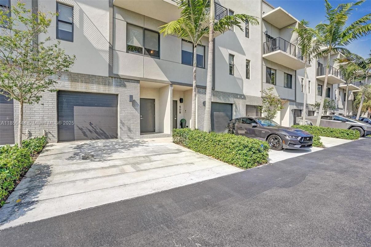 Attached, Exterior, Facade, Modern