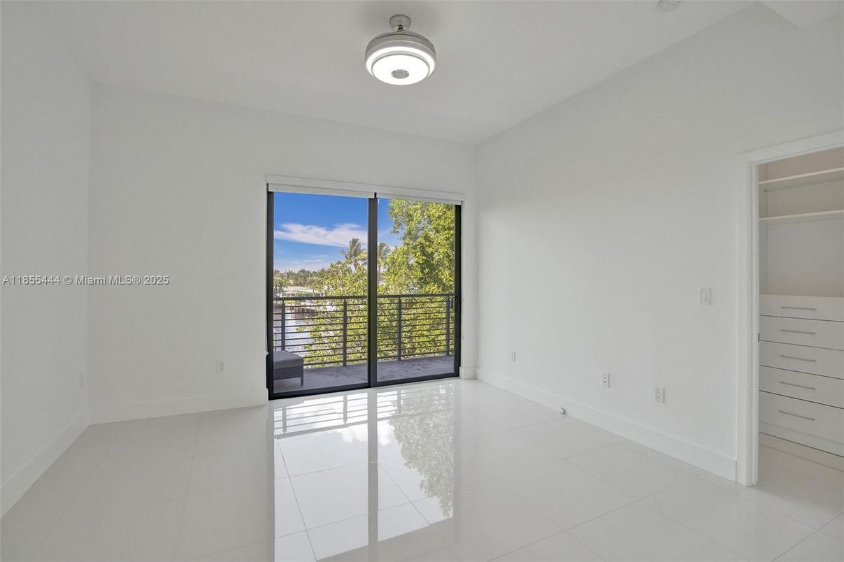 Empty room, Interior