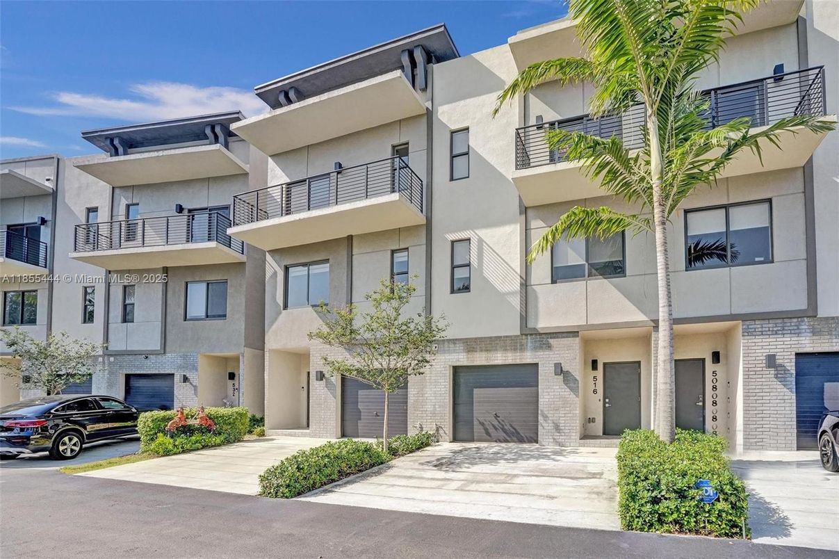 Attached, Exterior, Facade, Modern