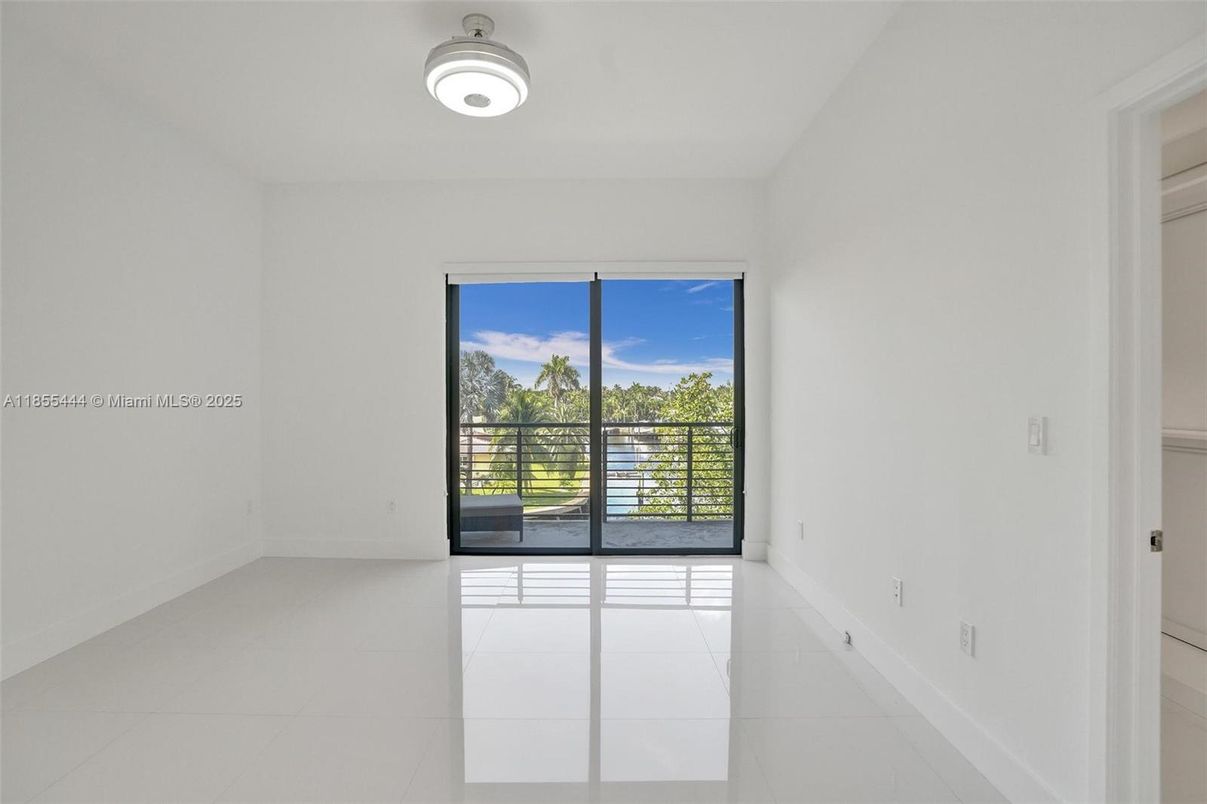 Empty room, Interior