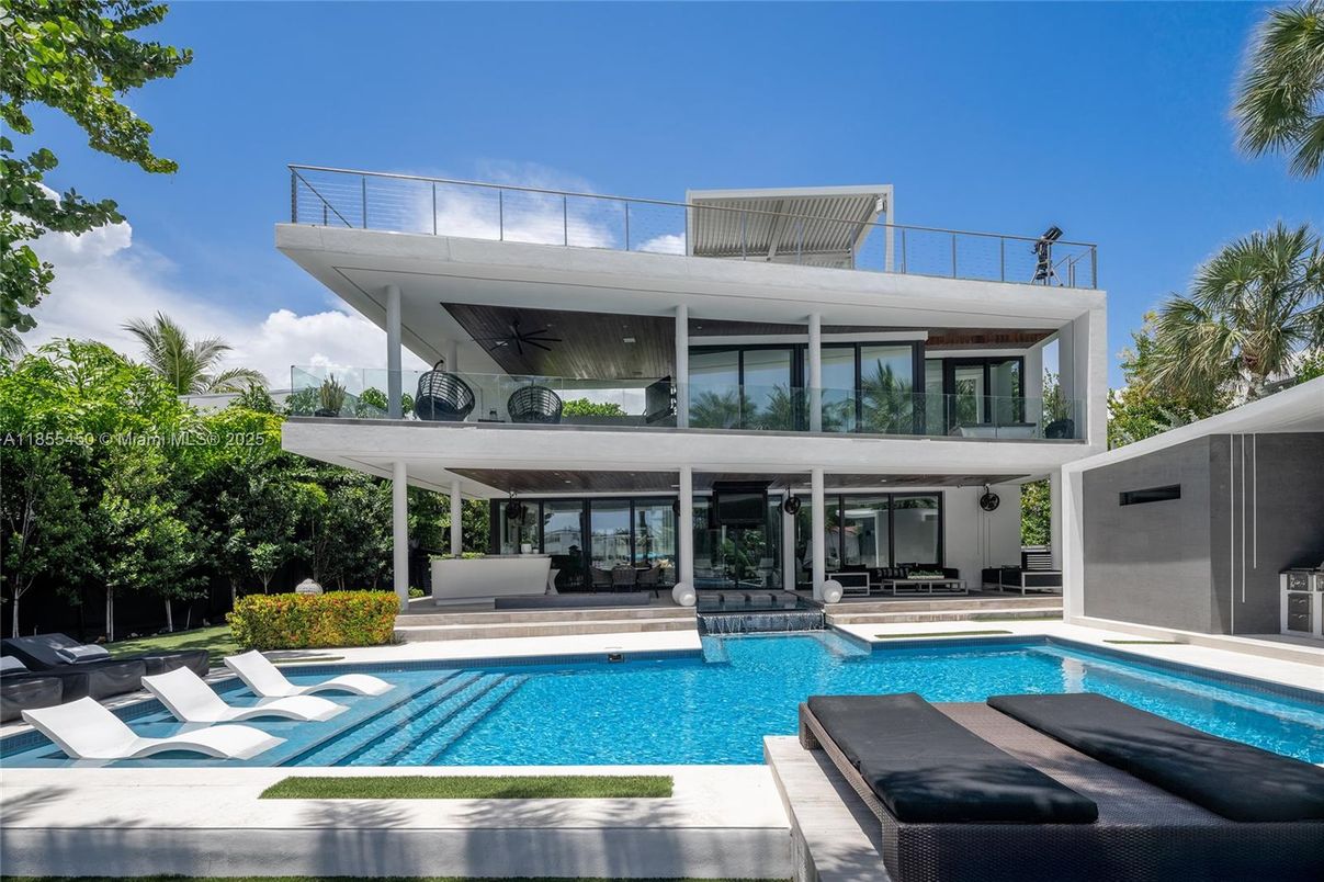 Exterior, Facade, Pool, Modern