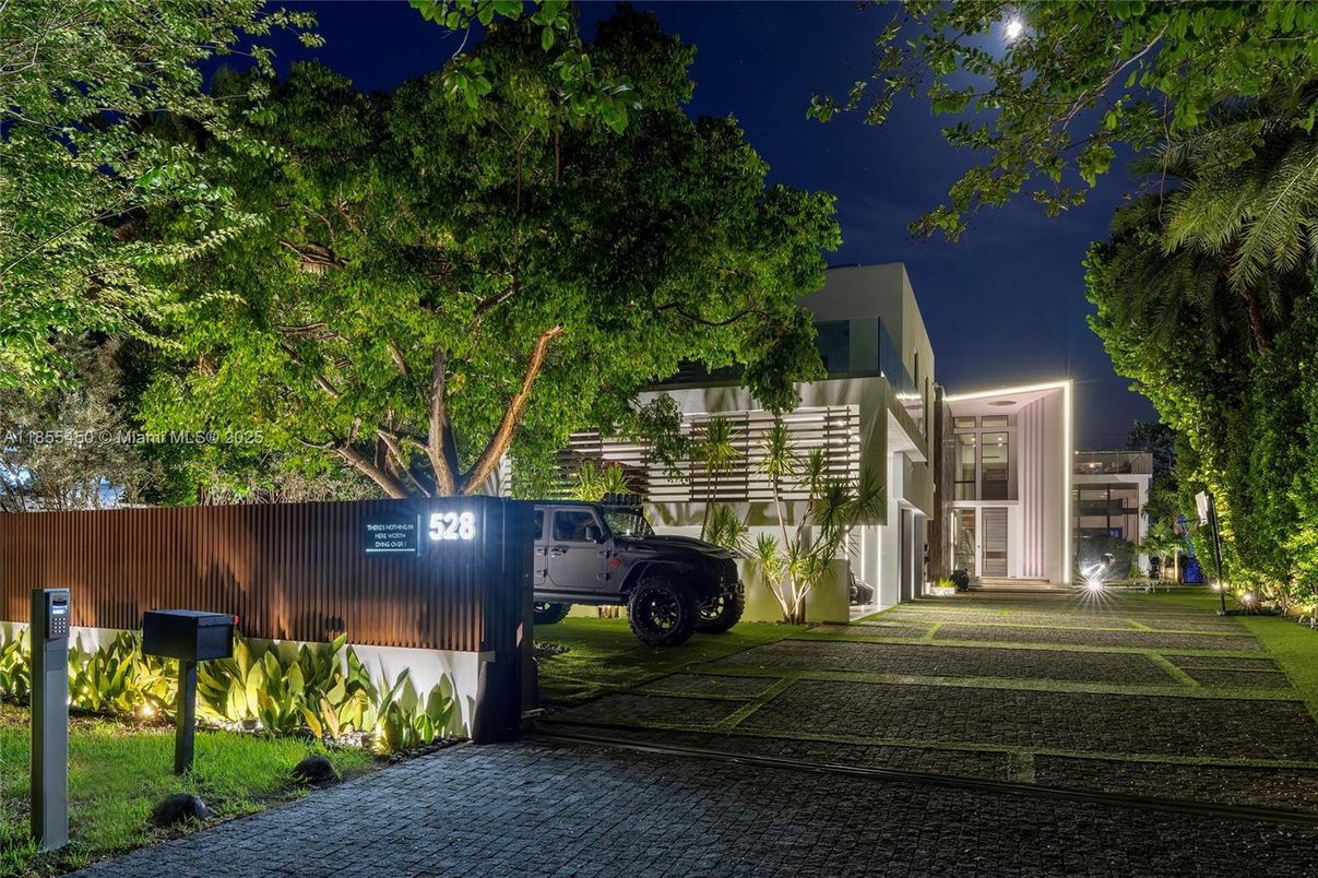 Attached, Exterior, Facade, Modern