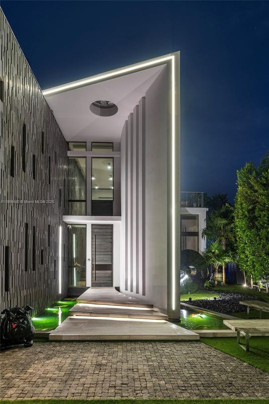 Exterior, Facade, Modern