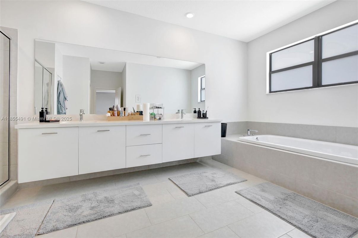 Bathroom, Dual Sink Vanities, Interior, Recessed Lighting