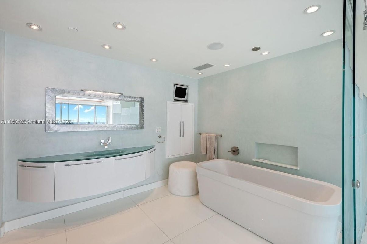 Bathroom, Interior, Recessed Lighting