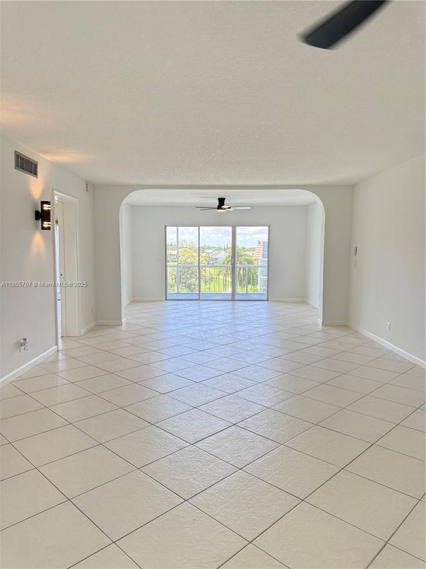 Empty room, Interior