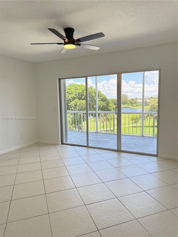 Empty room, Interior, Water