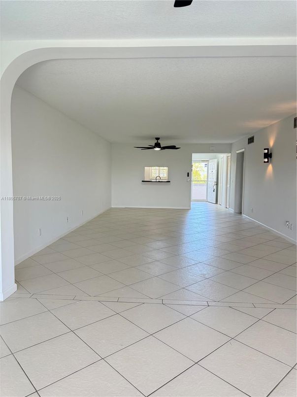 Empty room, Interior