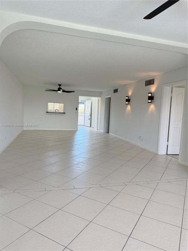 Empty room, Interior