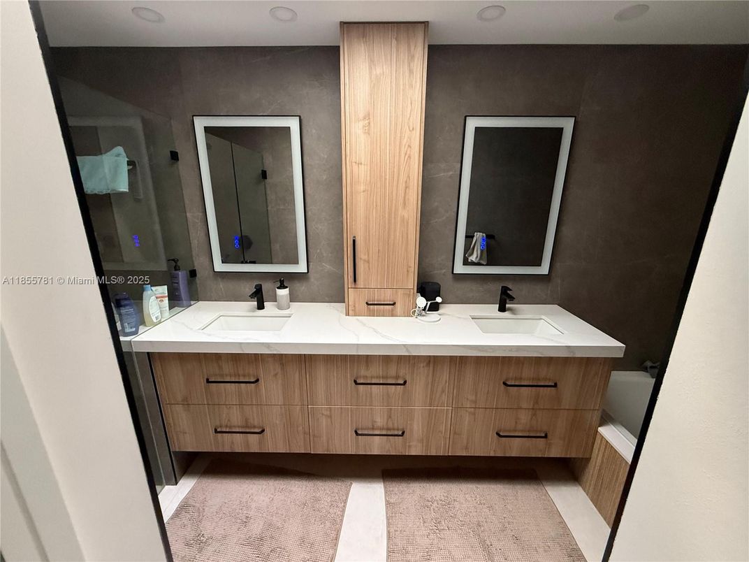 Bathroom, Dual Sink Vanities, Interior, Recessed Lighting