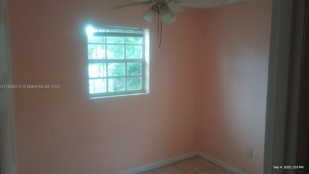 Empty room, Interior