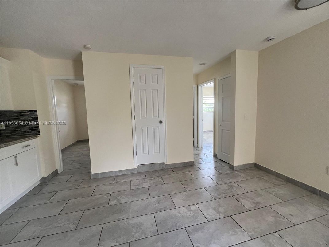 Empty room, Interior