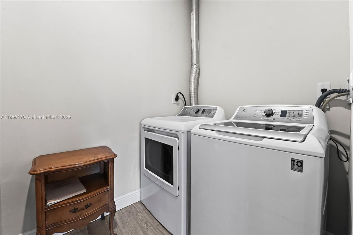 Interior, Washer, Wood Texture Flooring