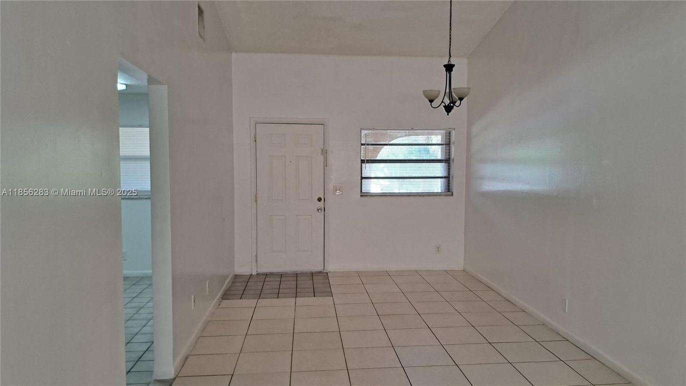 Empty room, Interior, Pendant Lights