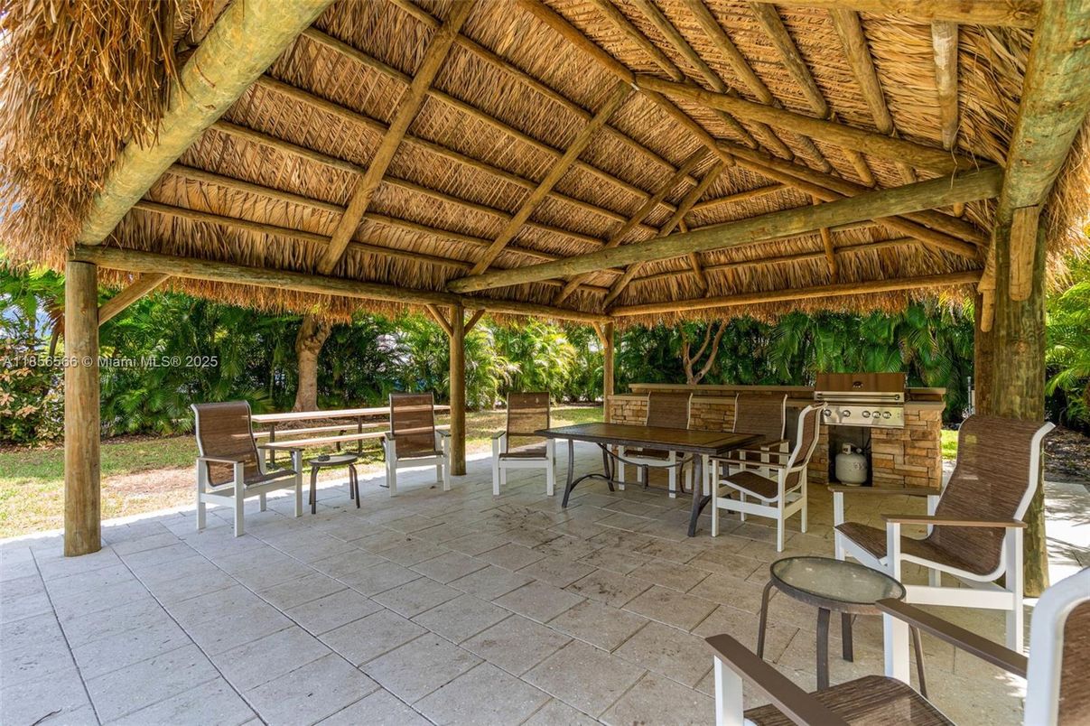 Exterior, Outdoor Kitchen