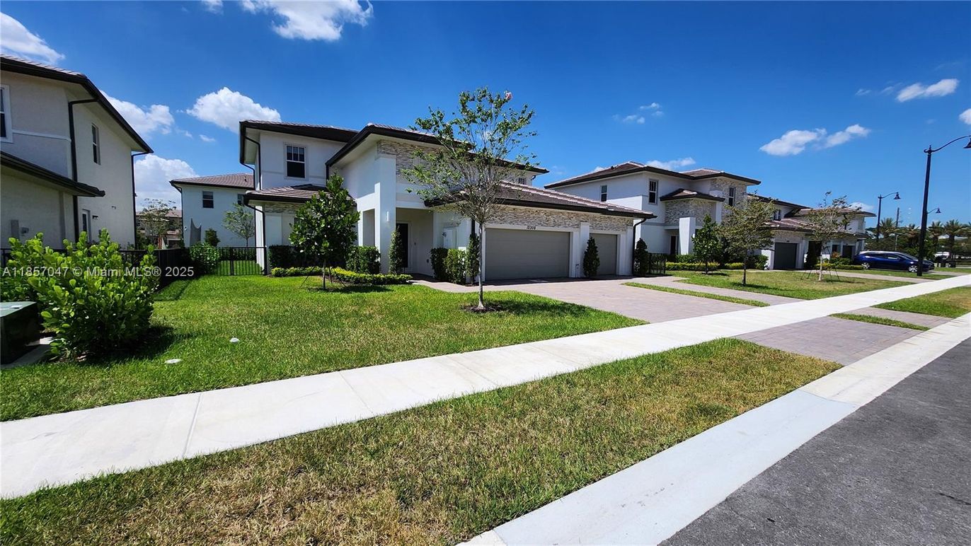 Attached, Exterior, Facade, Mediterranean