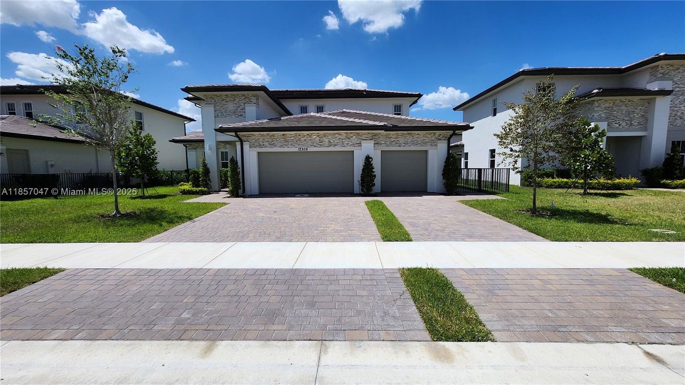 Attached, Exterior, Facade, Mediterranean