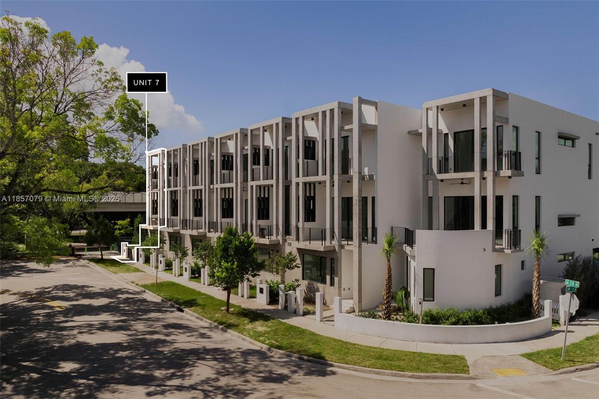 Exterior, Facade, Modern