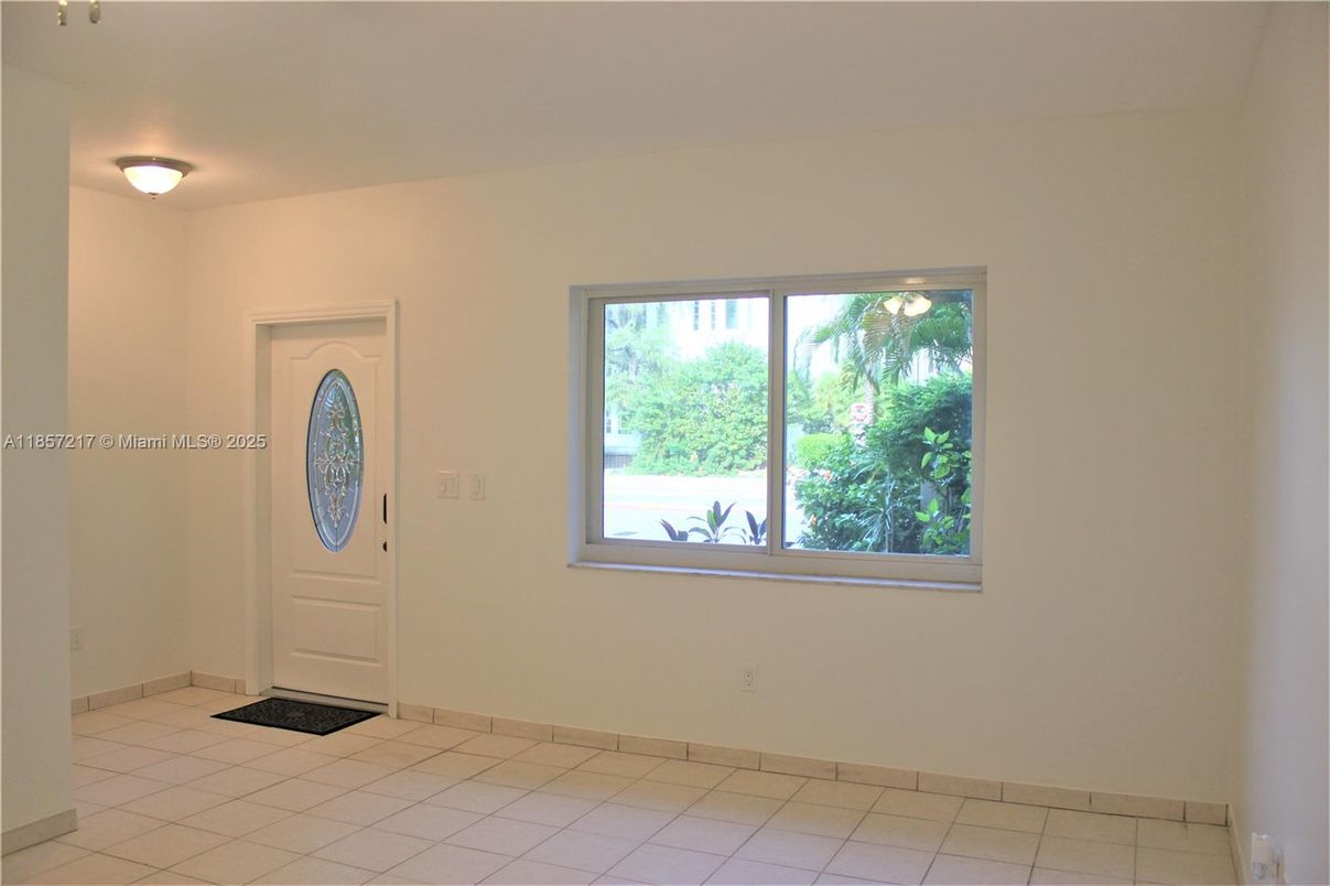 Empty room, Interior