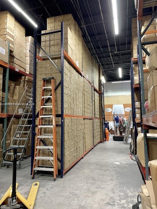 Fitness Equipment, Interior, Recessed Lighting, Stone Walls