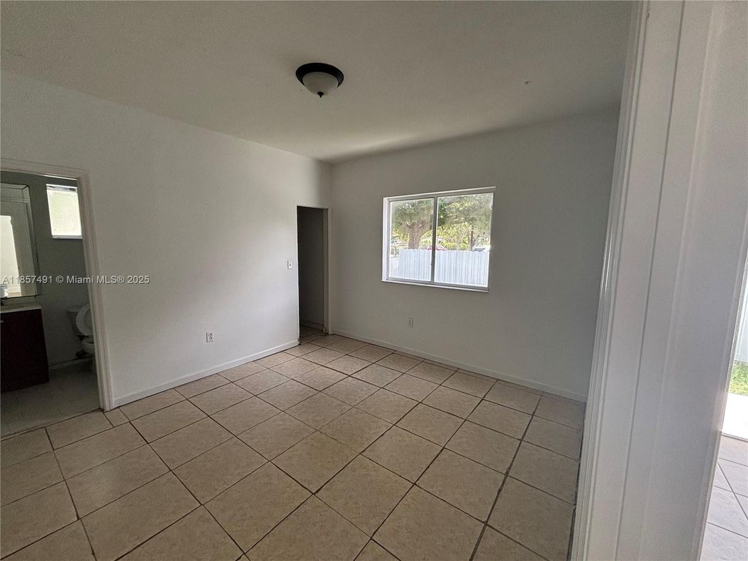 Empty room, Interior