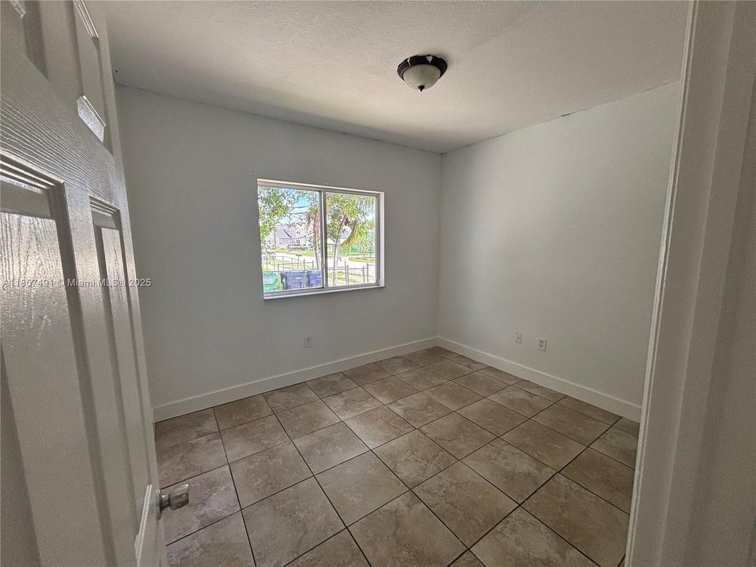 Empty room, Interior