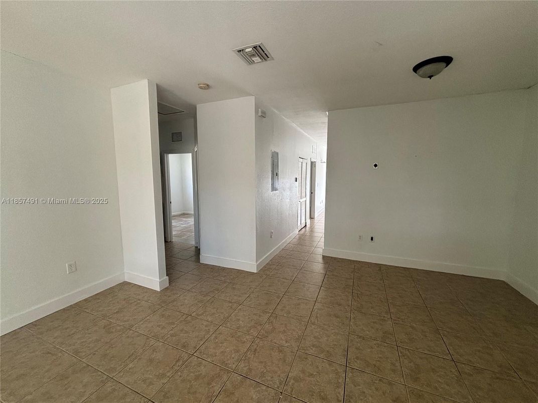 Empty room, Interior