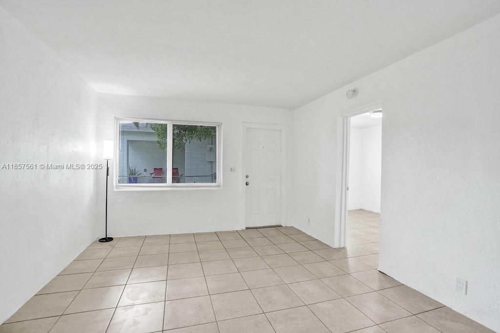 Empty room, Interior