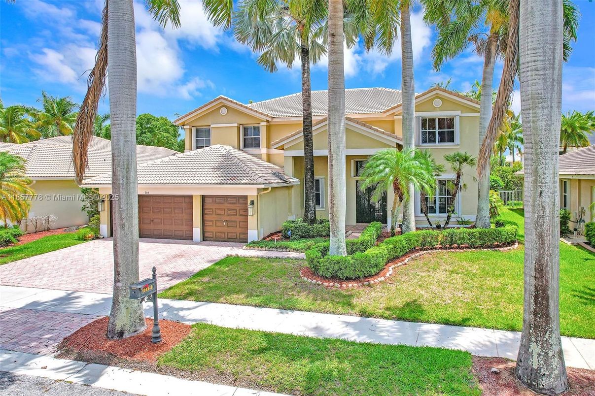 Attached, Exterior, Facade, Mediterranean