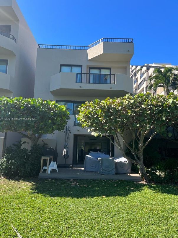 Backyard, Exterior, Facade, Modern