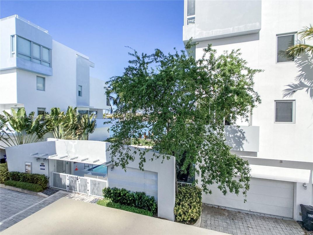 Attached, Exterior, Facade, Modern