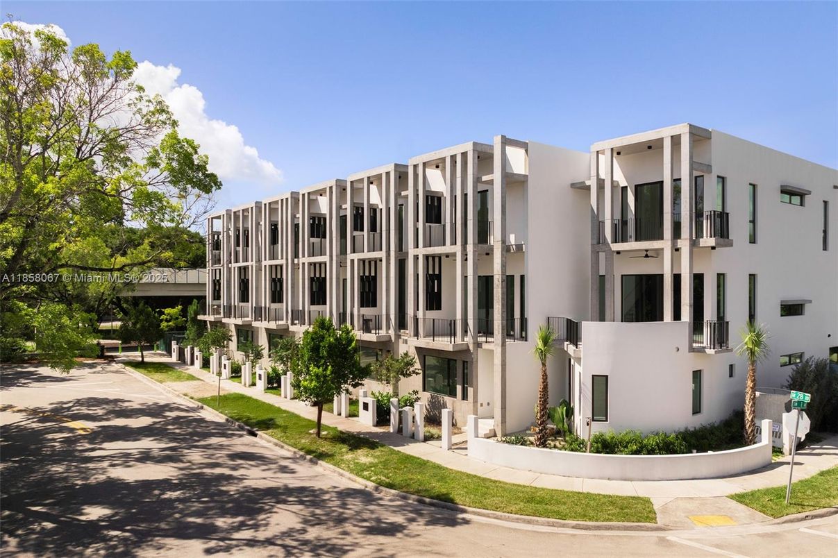 Exterior, Facade, Modern