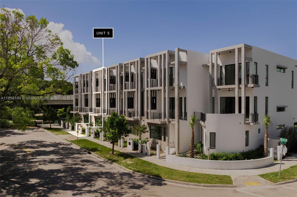 Exterior, Facade, Modern