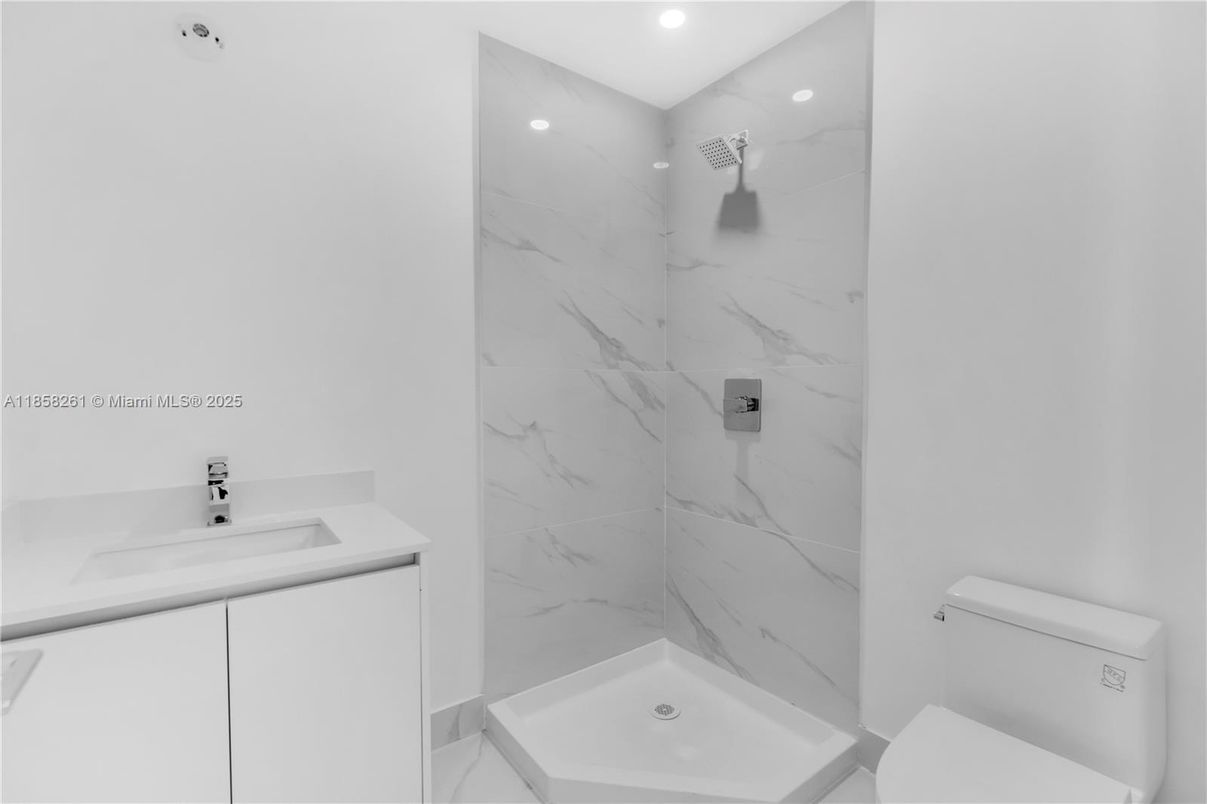 Bathroom, Interior, Marble Walls, Recessed Lighting