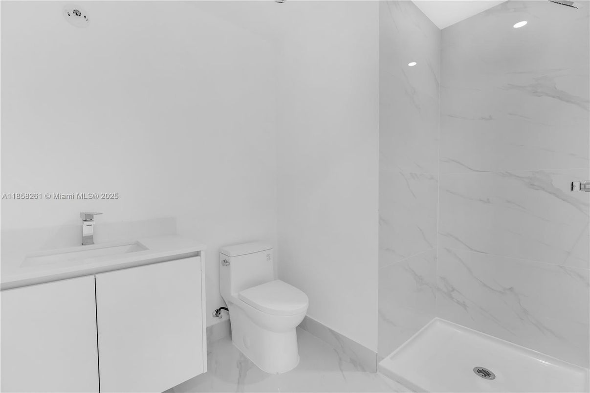 Bathroom, Interior, Marble, Marble Walls, Recessed Lighting
