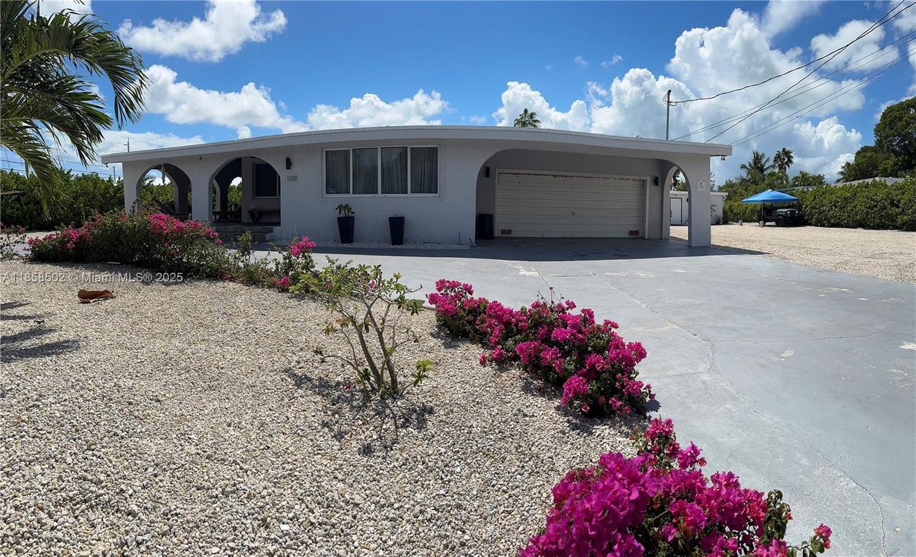 Attached, Exterior, Facade, Ranch