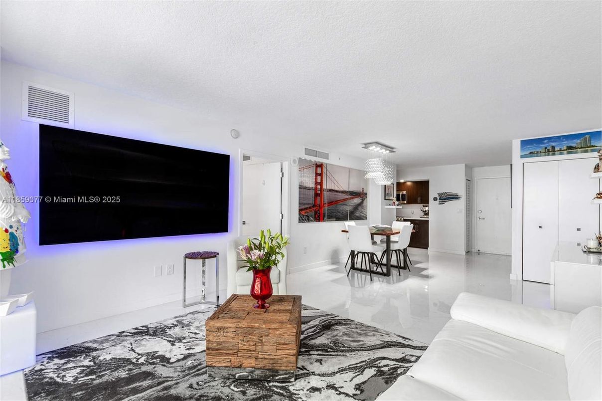 Chandelier, Dining room, Interior, Kitchen, Living room