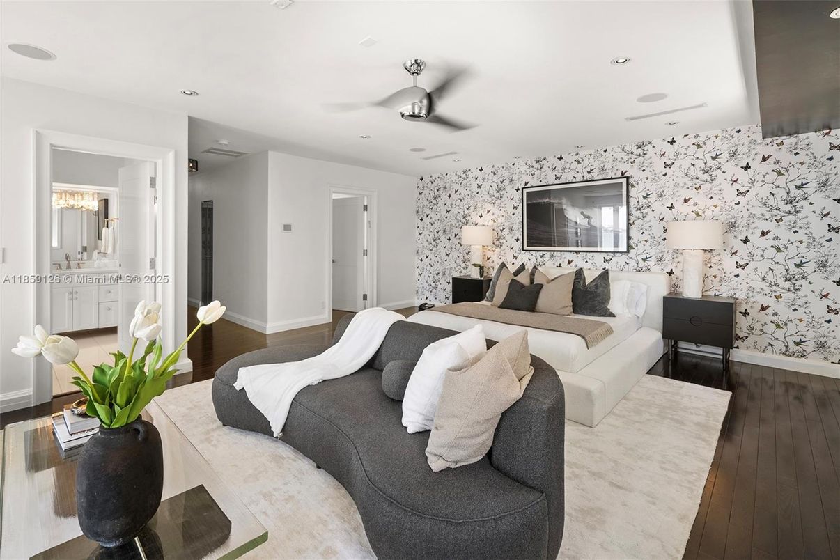 Bedroom, Interior, Living room, Recessed Lighting, Wood Texture Flooring