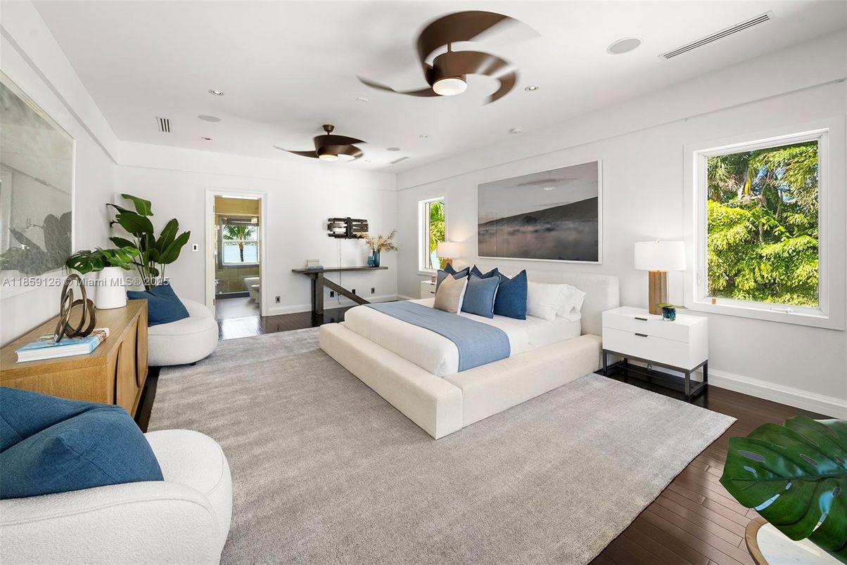 Bedroom, Interior, Living room, Recessed Lighting, Wood Texture Flooring