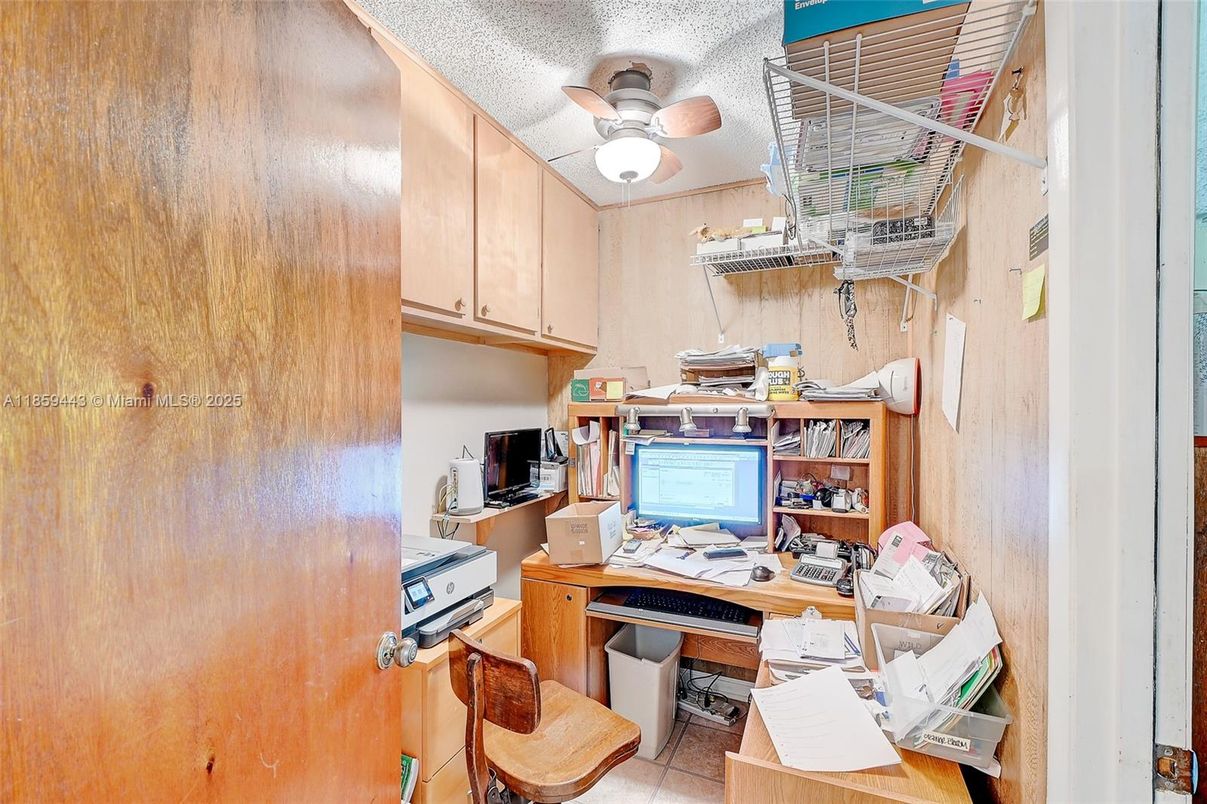Home Office, Interior