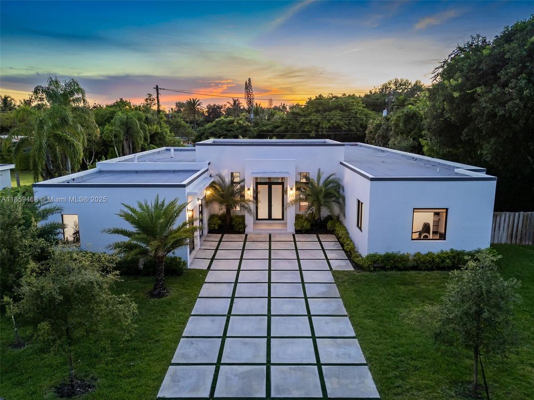 Backyard, Exterior, Facade, Modern