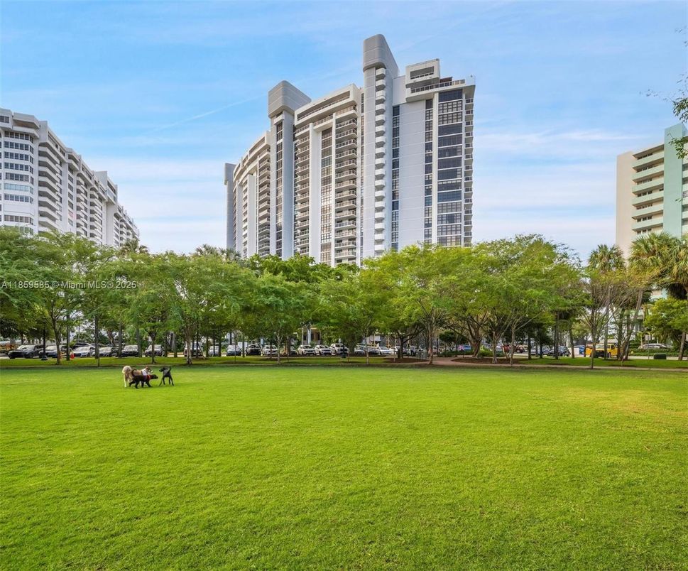 Backyard, Exterior, Facade, Highrise