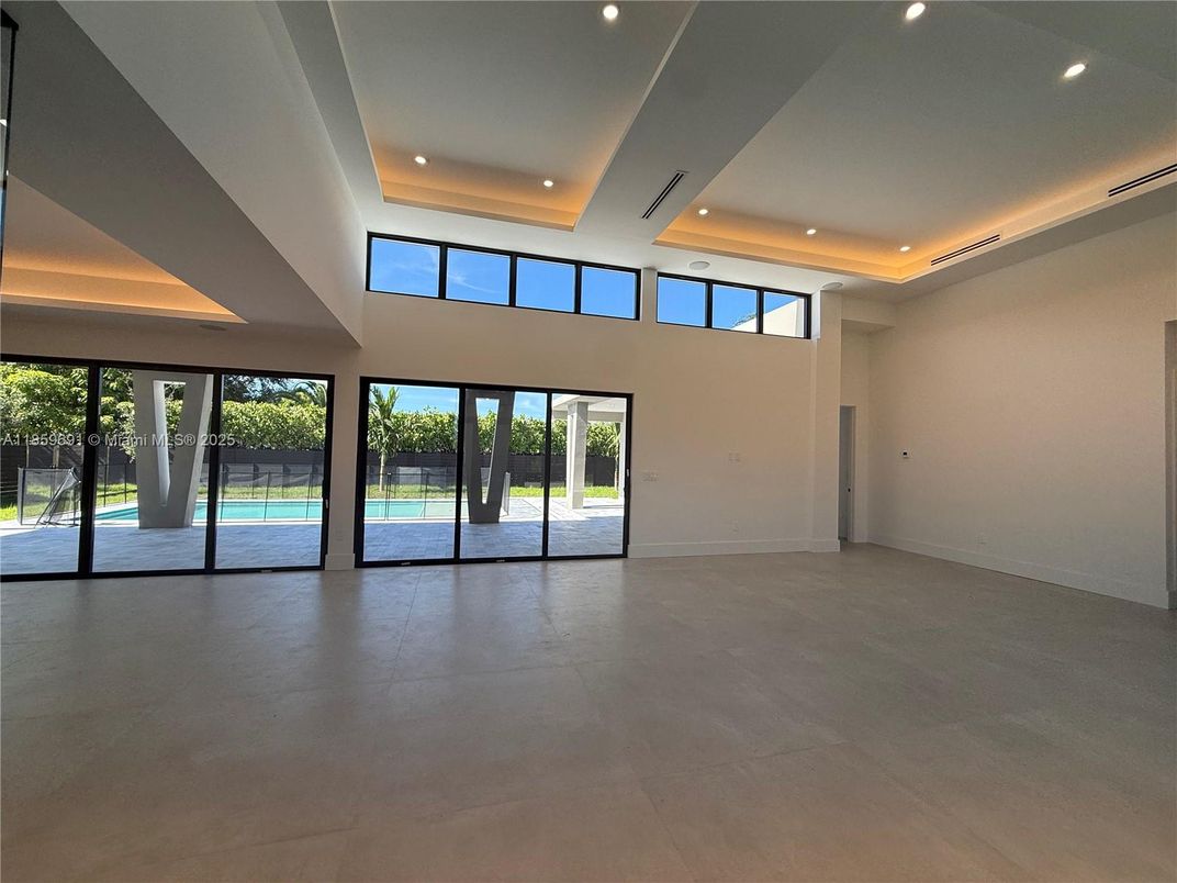 Empty room, Interior, Recessed Lighting