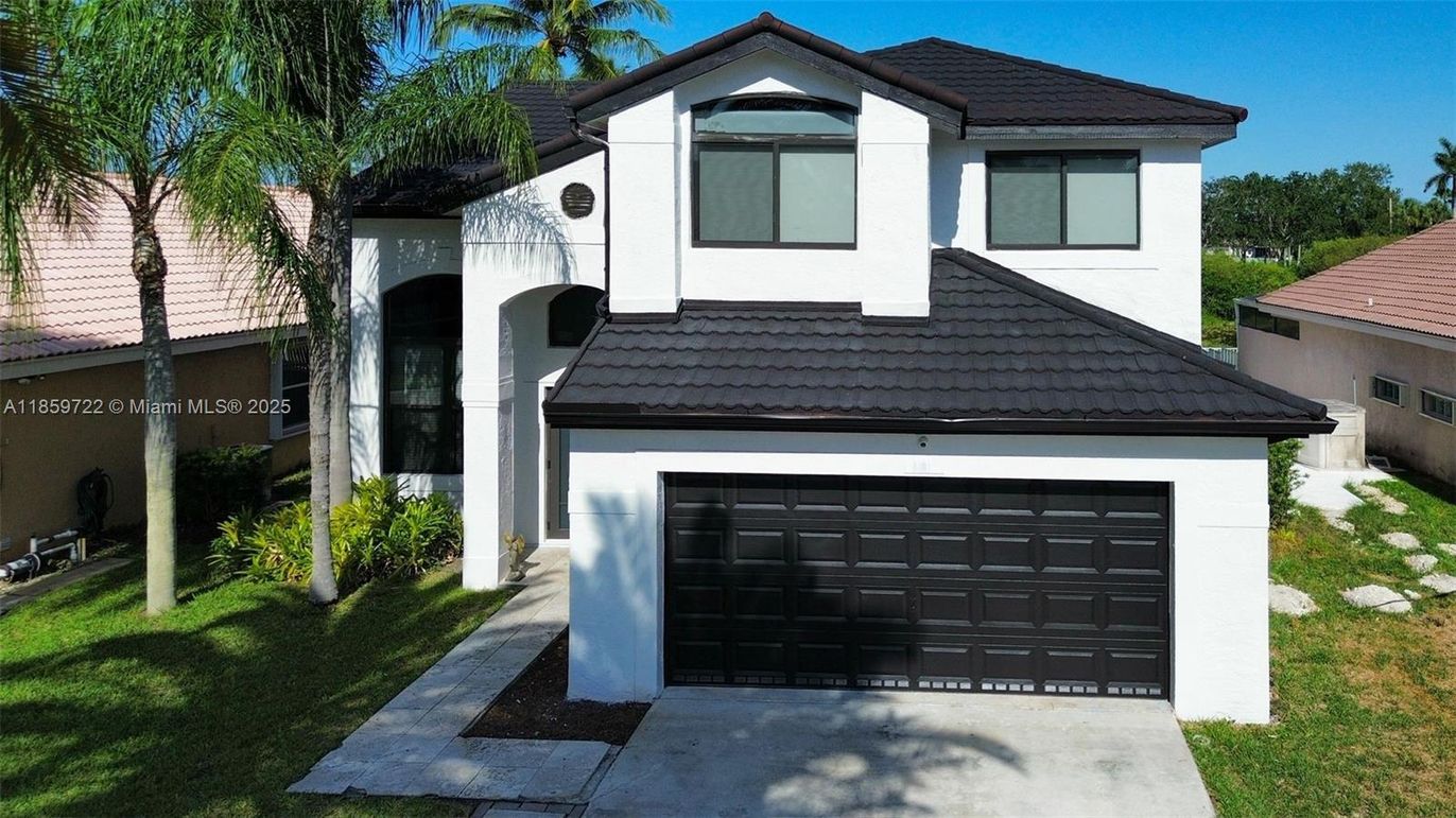 Attached, Exterior, Facade, Mediterranean