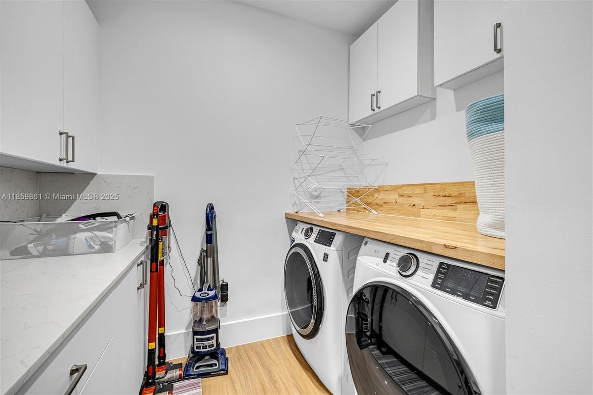Interior, Washer, Wood Texture Flooring