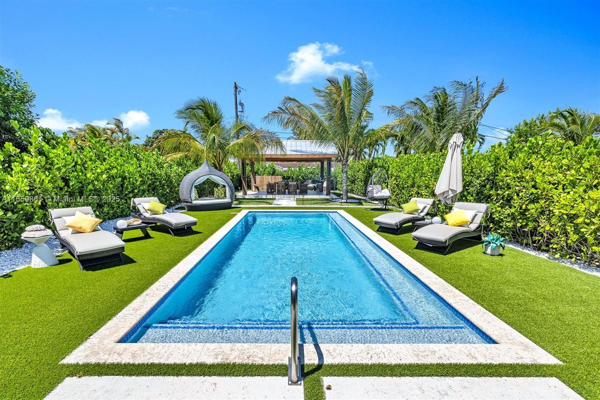 Exterior, Pool