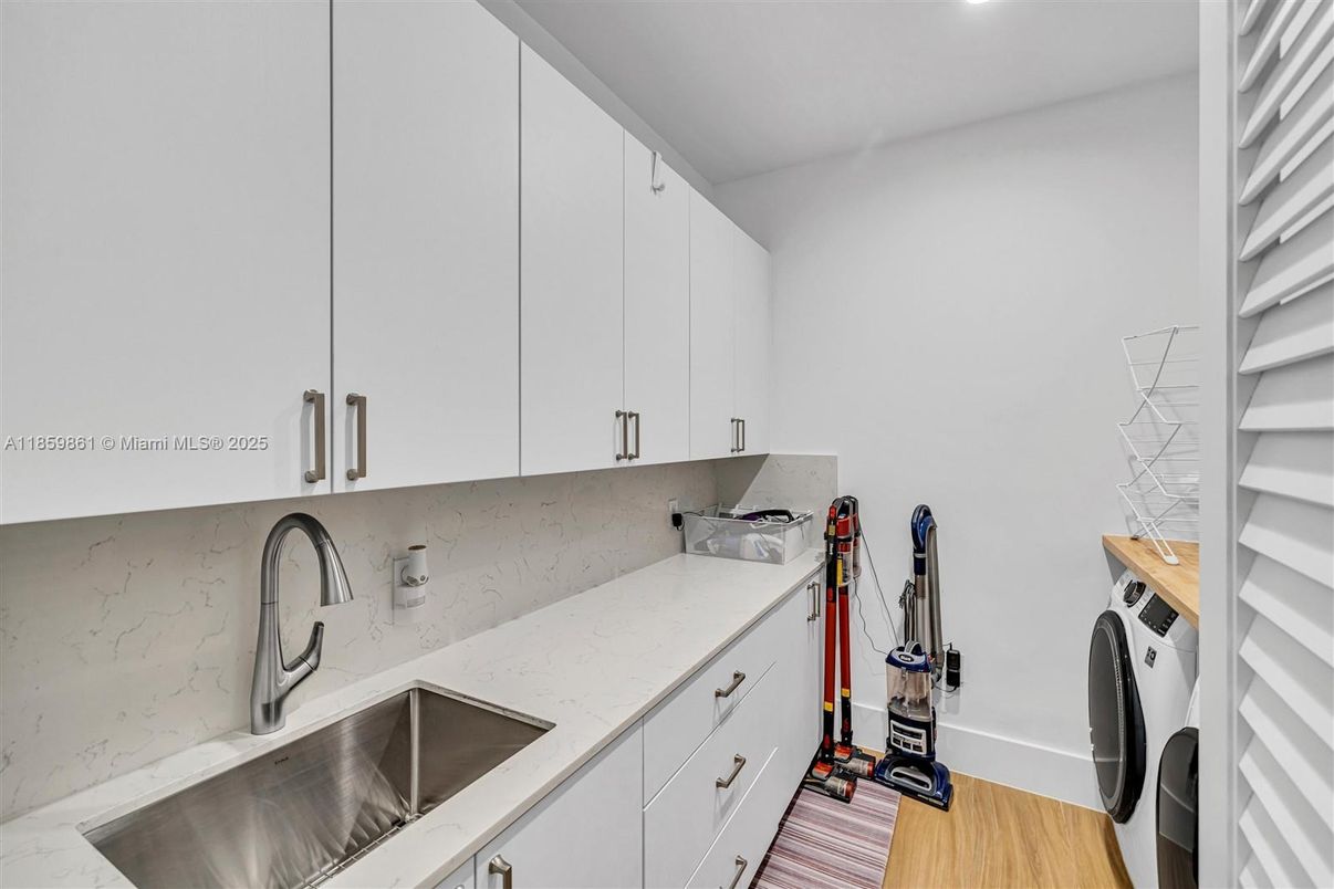 Interior, Recessed Lighting, Washer, Wood Texture Flooring
