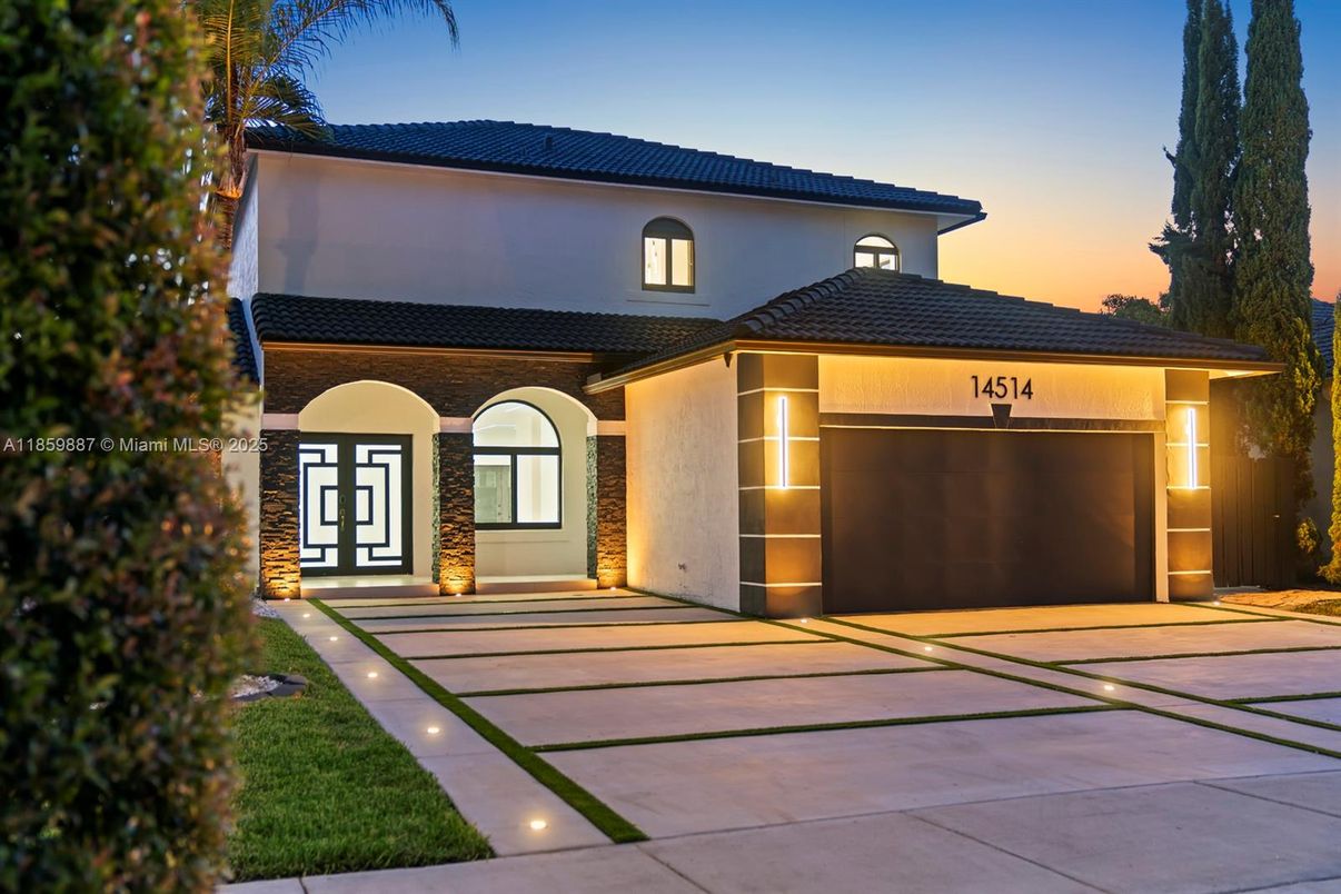 Attached, Exterior, Facade, Mediterranean